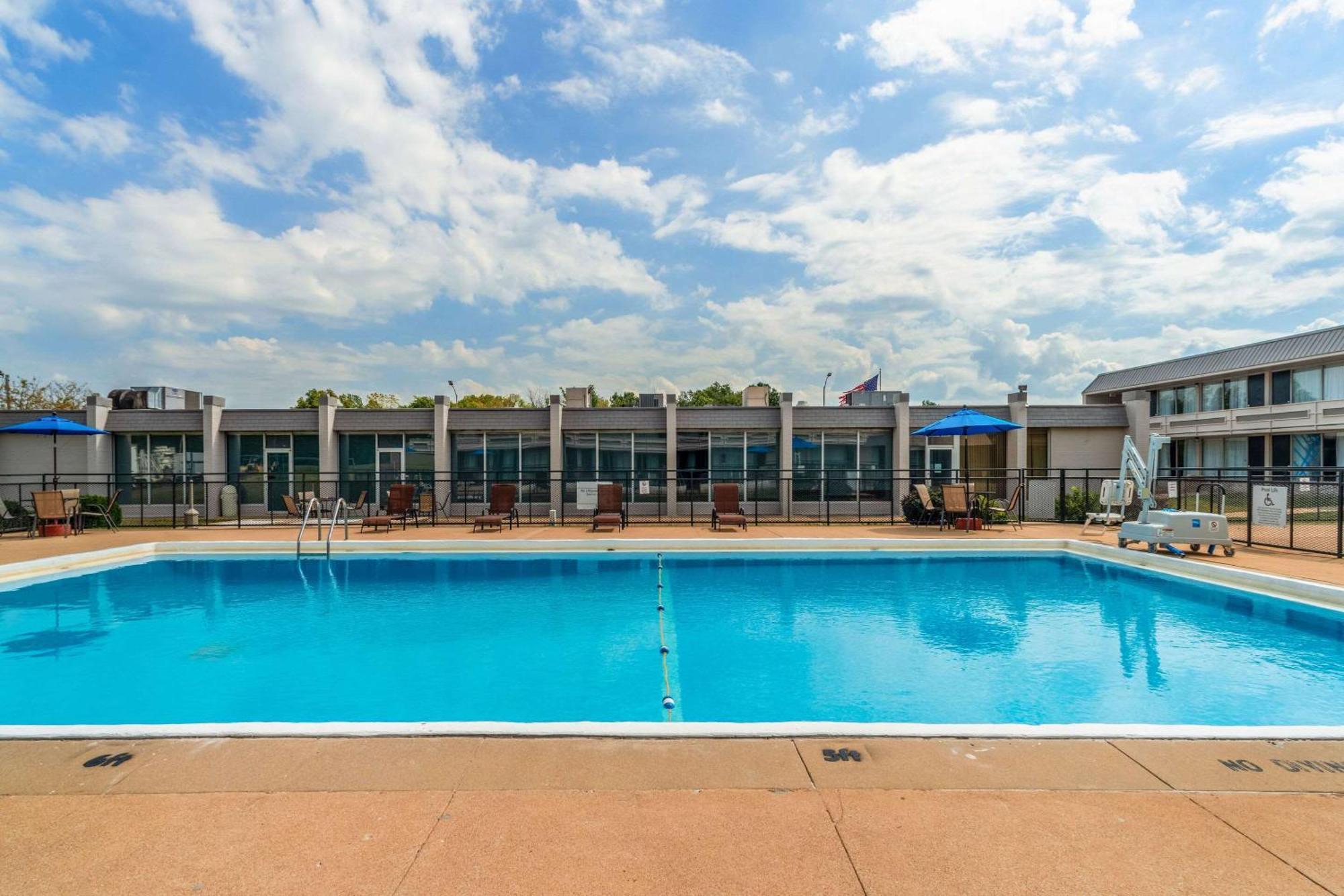 Quality Inn & Suites Vandalia Near I-70 And Hwy 51 외부 사진