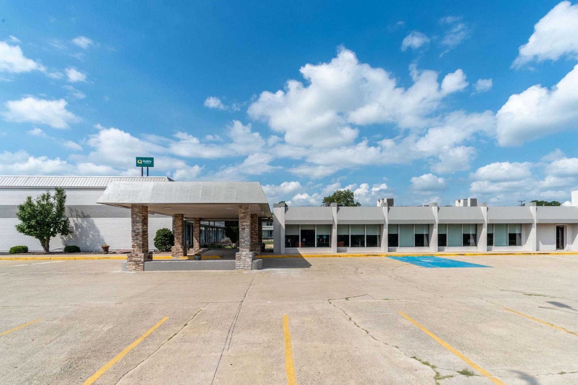 Quality Inn & Suites Vandalia Near I-70 And Hwy 51 외부 사진